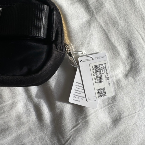 🆕 Lululemon Everywhere Belt Bag Velour - Black (Metal Hardware) - Picture 6 of 8